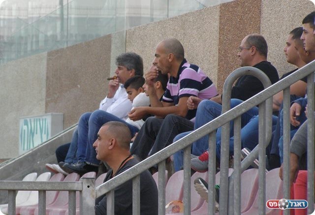 יכול להיות רגוע במחצית. אזגי עם הסיגר (צילום: אמיר שיבי)