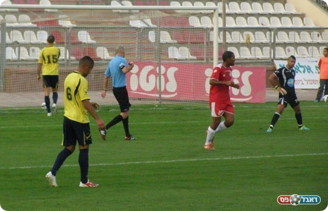 ורואה את הכדור ברשת (צילום: אמיר שיבי)