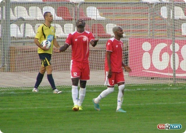 חוגג רביעייה. מאוליי מודה לאלוהים (צילום: אמיר שיבי)