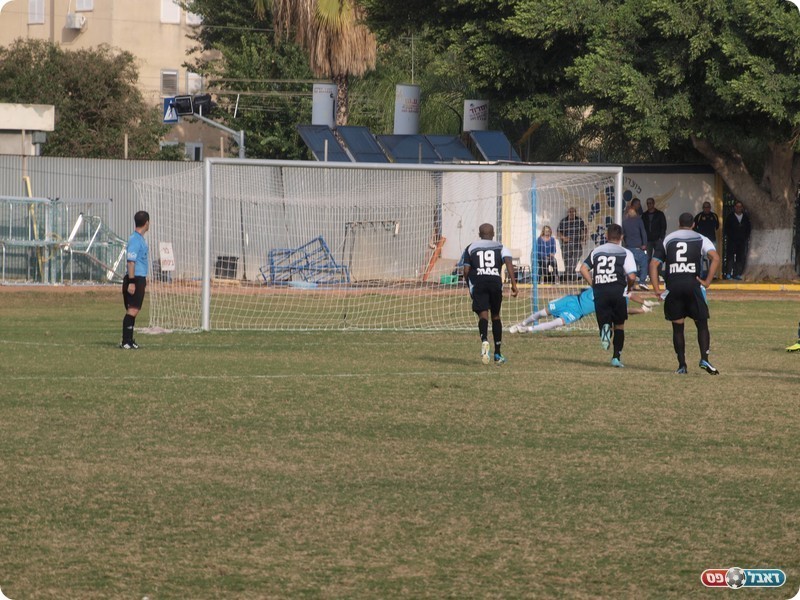 ישראלי הודף את הפנדל של כהן צדק (אלון יהודיוף)