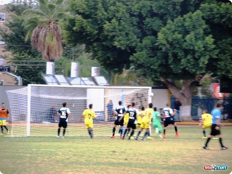 המהפך. פרץ (מספר 10 בשחור) מקדים את בן דוד (אלון יהודיוף)