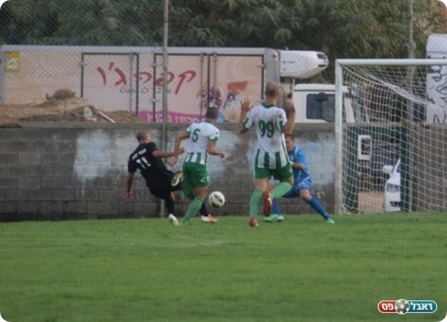 כמעט מהפך. לוי מקפיץ מעל גלזר. 