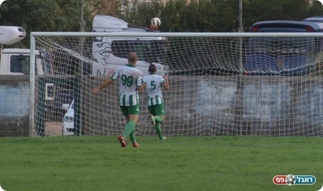 אך הכדור מעל השער. 