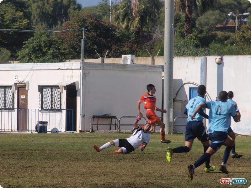 רובינוב מקפיץ מעל מלכה (אלון יהודיוף)