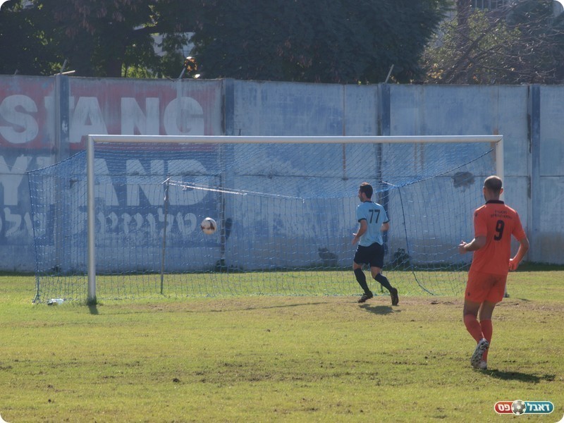 והכדור בדרך לקורה (אלון יהודיוף)