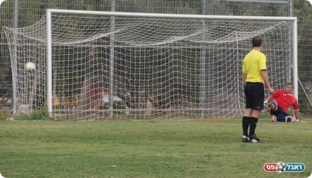 הספתח. הכדור של מכיס ברשת. 