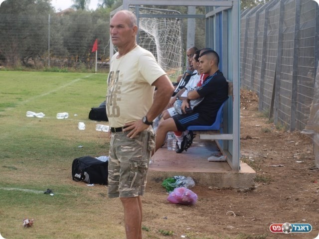 מחזיק את הקבוצה על כתפיו. משה דבוש. 