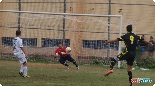 כהן נהדף ע"י עאשור. 