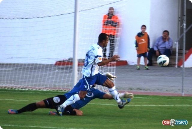 שמש מכשיל את אבו ענזה. 