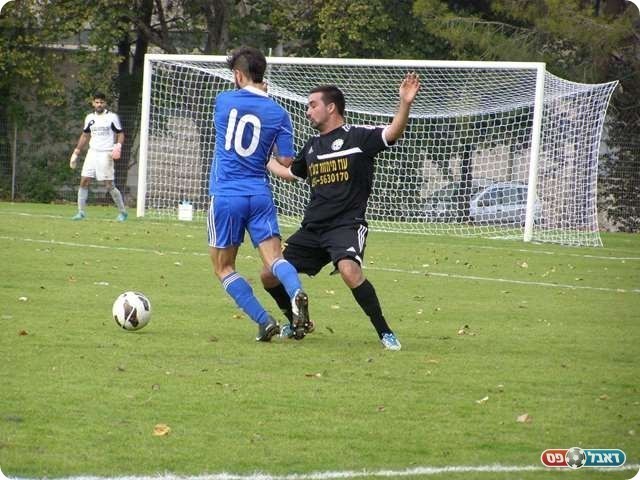 בכל מקום על המגרש. חן ידען בכחול (אמיר שיבי)