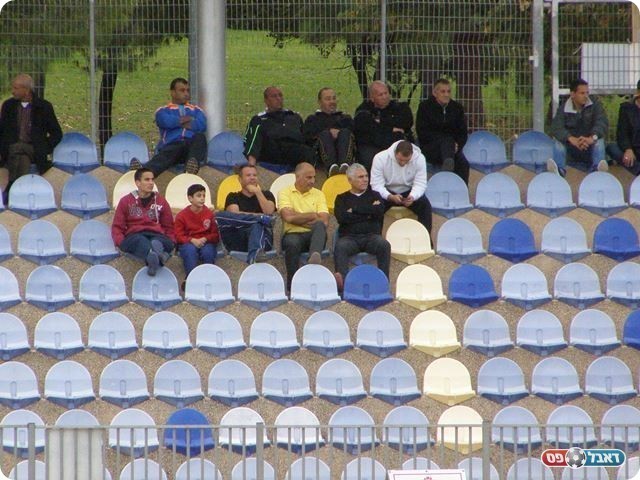 כמה זמן יסכים לשבת ביציע? ציון טויטו בחולצה צהובה (אמיר שיבי)