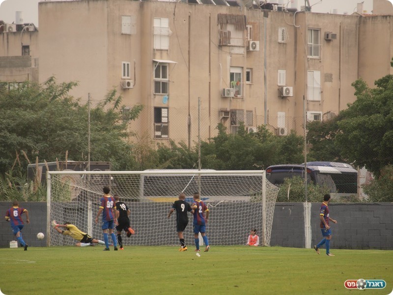 המצב הממשי הראשון. שמש הודף את הבעיטה של בן סולומון (אלון יהודיוף)