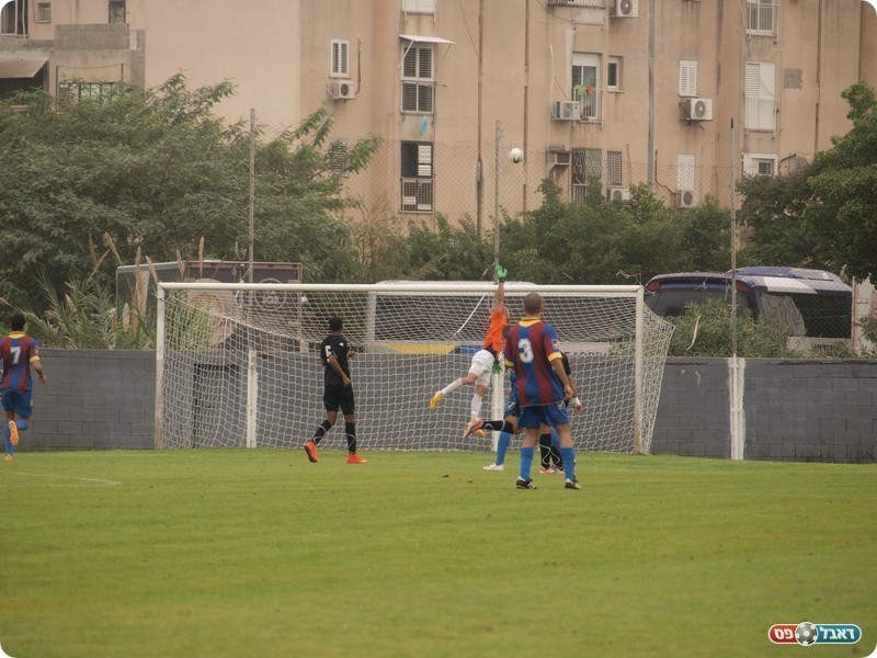 ניסוי כלים ראשון. הכדור של לובין מעל השער (אלון יהודיוף)