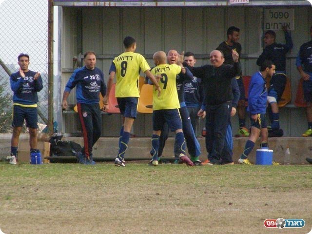 חאמד נאסים חוגג עם הספסל עוד שער של כפר כנא (אמיר שיבי)