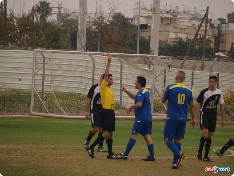 אדום מיותר. גילי מועלם מורחק (אלון יהודיוף)