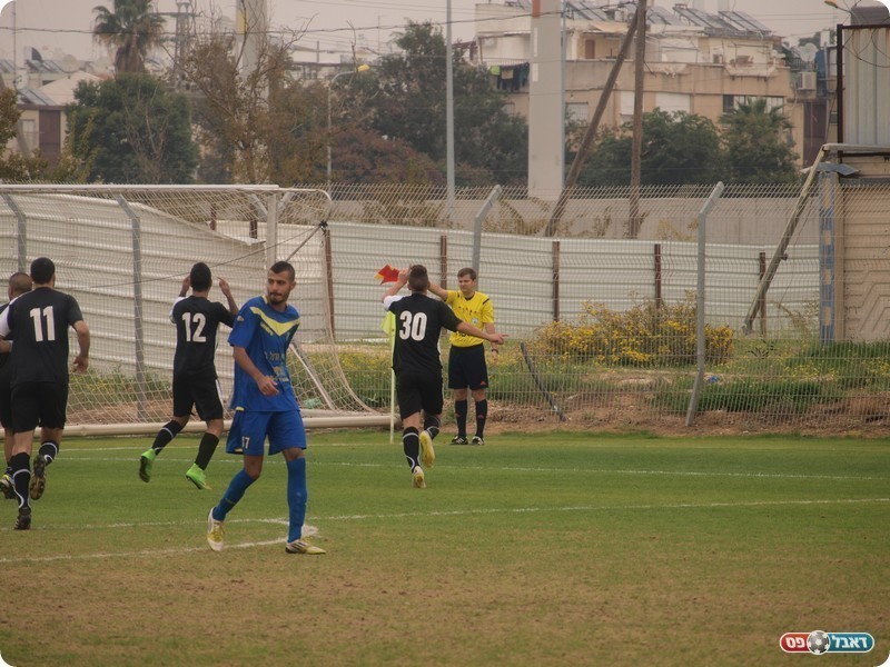 הדגל מונף (אלון יהודיוף)