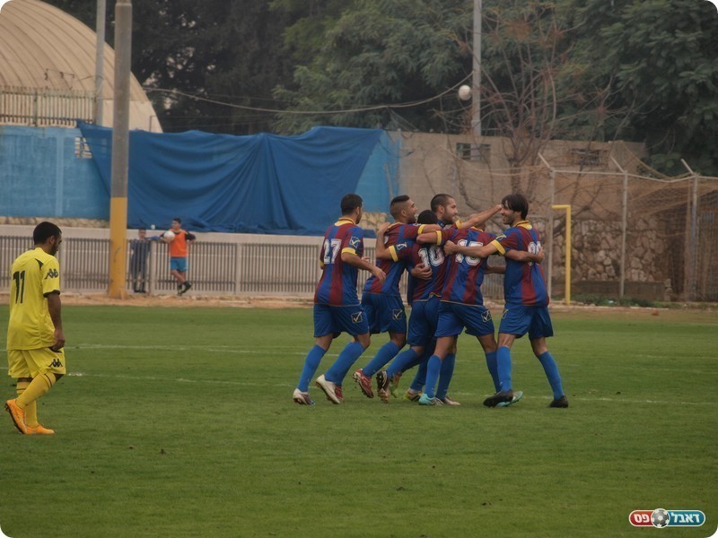 שחקני עמישב חוגגים את היתרון (אלון יהודיוף)