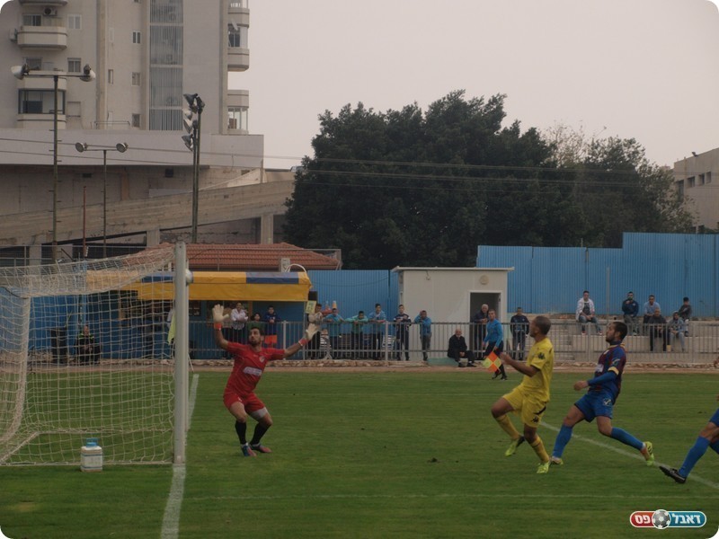 מהפך. הכדור של עזרא מכניע את שמש (אלון יהודיוף)