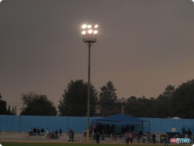 ויהי אור. התאורה דולקת במגרש בשיכון המזרח (אלון יהודיוף)