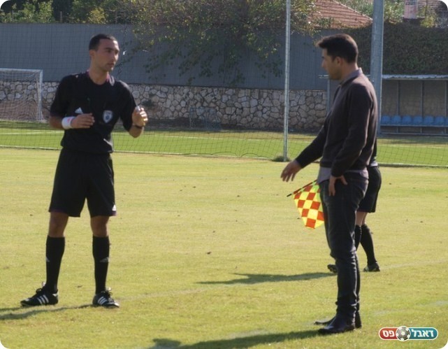 לא תמיד הסכים עם השיפוט. עמר מותרה ע"י השופט, איב סוסן.