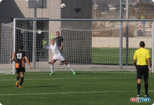 המצב הכי טוב בחצי הראשון. הכדור של בן נעים בדרך למשקוף. 