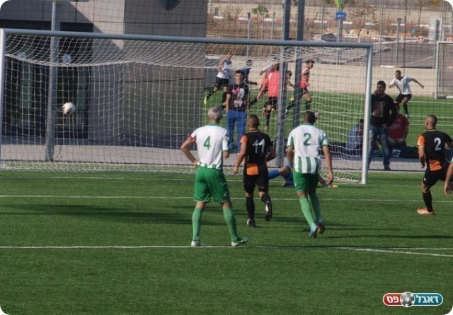 לפחות ראינו גול. הכדור של מזוז ברשת. 