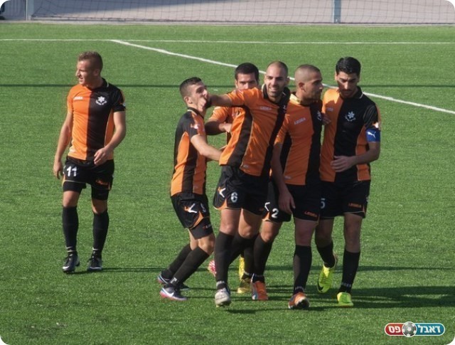 כולם כבר הספידו אותה. שחקני מלאכי חוגגים (צילום: אלון יהודיוף)