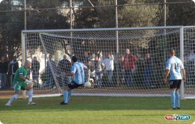 שער שלא הספיק. מימון (מספר 3) דוחק פנימה. 