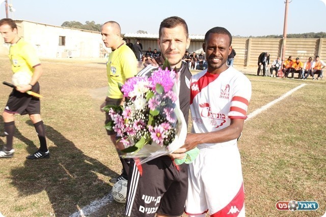 קפטן חדרה מעניק פרחים ליוני גואטה(צילום:שלומי גבאי)