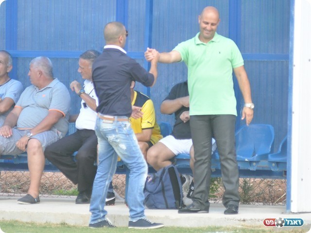 בוסקילה ובנודיס בלחיצת ידיים חברית (צילום: קובי פורטל)