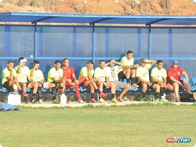 הקבוצה עברה מיני מהפכה, ספסל מגדל העמק (צילום: קובי פורטל)