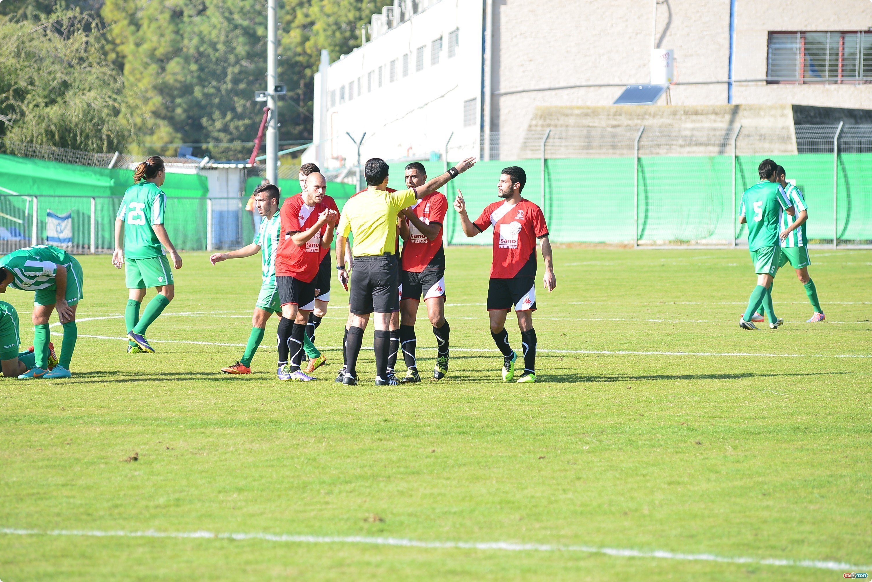 אטיאס מורה לשריקי לצאת החוצה (צילום: שי בן סימון)
