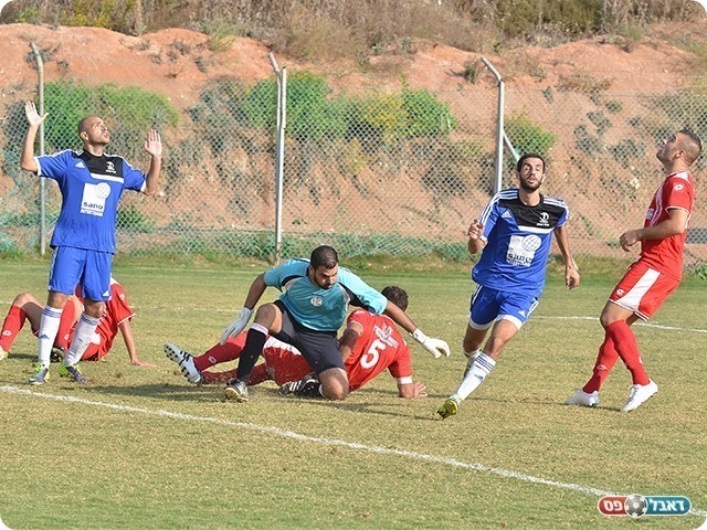 שריקי מחפש את הכדור (צילום: ארנון לוי)