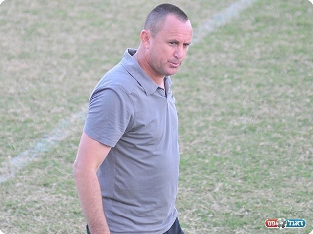 מנגד, מאמן הפועל הרצליה טל בניה (צילום: קובי פורטל)