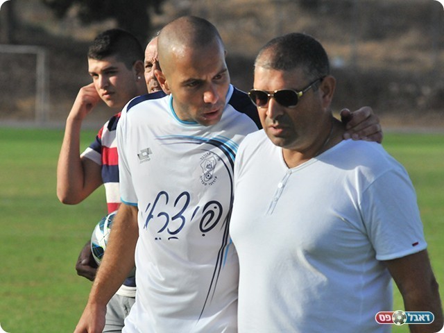 זוהר יצחק ומאור סיסו, השחקנים יוכלו להתרכז בכר הדשא? (צילום: קובי פורטל)