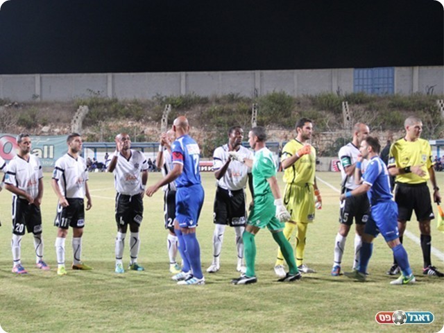 שחקני עפולה ואחי נצרת לפני המשחק (צילום: מוחמד חאדר אניס)