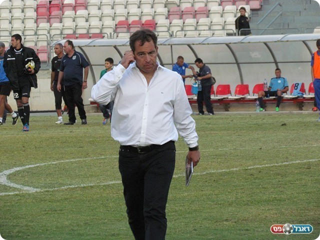 מה יהיה הסוף? מאמן עפולה הוכנבוים (צילום: מוחמד חאדר אניס)