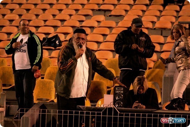 האוהד עם המקרופון והרמקול 