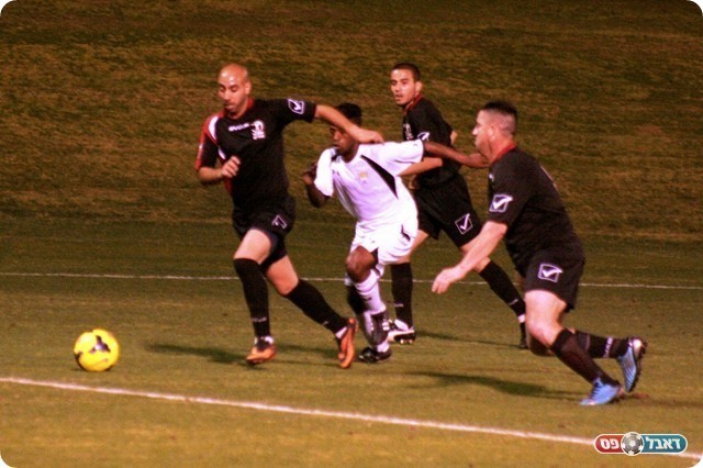 החליף אגף. טרוניך בתוך מגיני בת ים