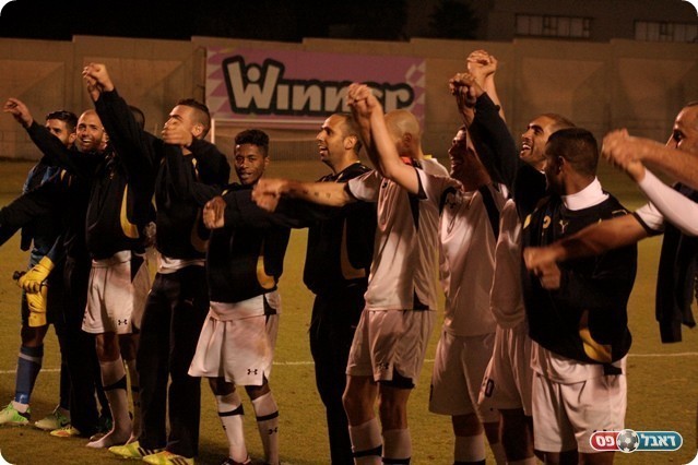 קבוצות גדולות על הראש. שחקני שיכון חוגגים 