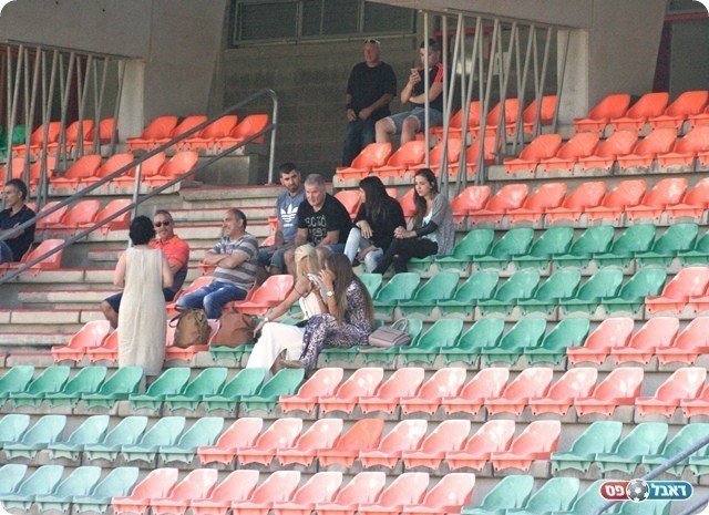 מקורבים ובני משפחה. היציע של עפולה 