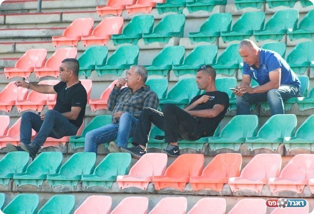 מתרווחים ביציע. משפחת אעידן 