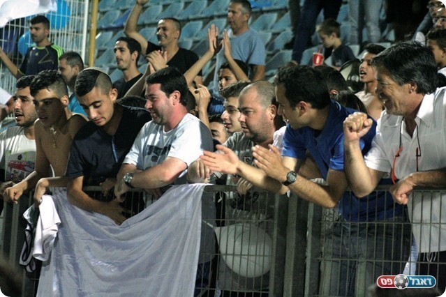 גרעין חדש של אוהדים. חולצה אפורה ואוהדי נשר