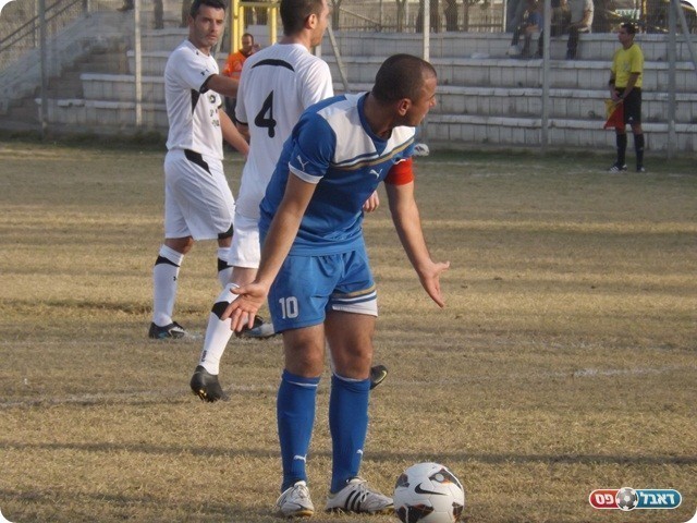 כפה הארכה. טל מתכונן לבעוט את הפנדל (צילום: אבי פפיס)