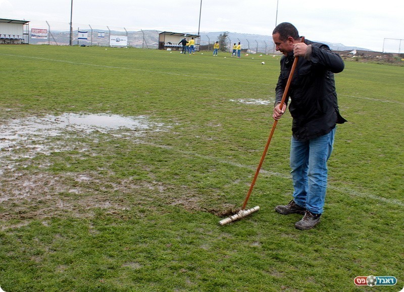 מנקים את המגרש לפני המשחק (מקס צ'רנוגלז)