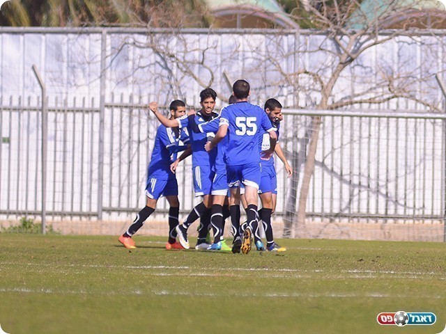 שחקני מגדל חוגגים (ארנון לוי)