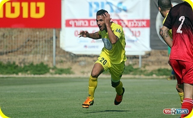 נחמיאס תופס את הראש כלא מאמין (לירן דורף)