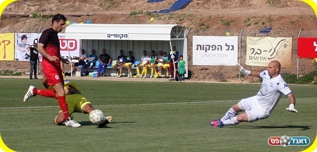 שימו לב היטב לרגע המגע, כהן לוקח קודם את הכדור (לירן דורף)