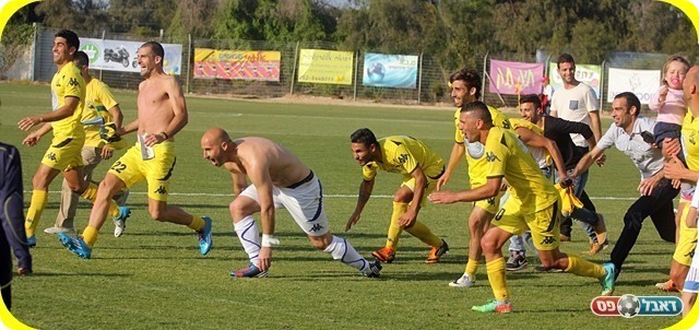 סומך על השחקנים בעיניים עצומות. חוגגים ניצחון (לירן דורף)