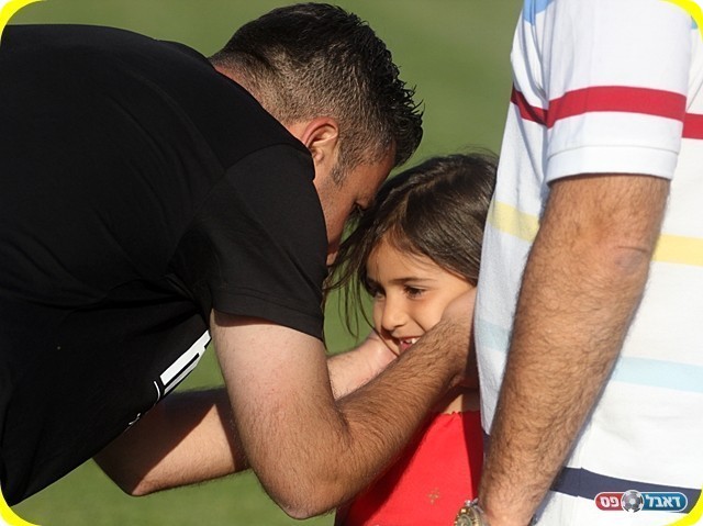 ולפעמים תמונה אחת שווה אלף מילים, זדה מנחם את בתו של בנודיס בסיום (לירן דורף)